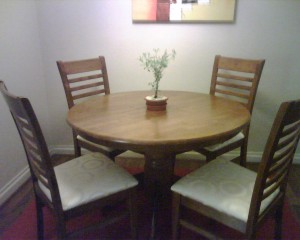 Yessica Anuncios gratis en Providencia |  OPORTUNIDAD Comedor redondo 4 sillas como nuevo - Santiago, Comedor de madera redondo 4 sillas como nuevo 