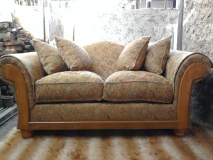 manuel Anuncios gratis en Estaci&oacute;n Central |  vendo fino sofa con aplicacion de maderas barnizadas, fabrico modelos de sofas   retapizados  transformaciones