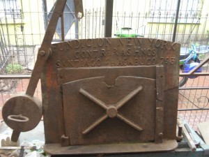 Puerta para Chimenea u Horno Industrial Puerta de Fierro fundido con  péndulo.