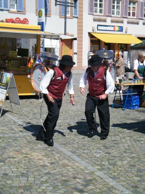 Guillermo Saavedra Anuncios gratis en Estaci&oacute;n Central |  Organillero-chinchineros-contacto 02 8573159 - 8 4241650, Personajes t&iacute;picos,chinchnero y organillos con lorito arte popular chileno 