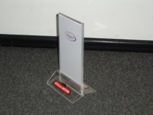 Jorge Castillo A. Anuncios gratis en Santiago |  ACRILICOS PORTA FOLLETOS - DISPLAYS ACRILICO, Soporte Zapatillas para Panel Ranurado