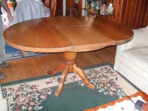 liset Anuncios gratis en Villa Alemana |  Vendo mesa redonda de madera excelente estado, Con pata de pi&ntilde;a y se puede extender