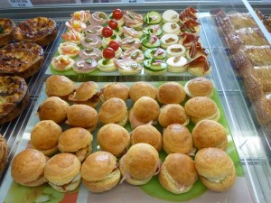 pedro Anuncios gratis en Santiago |  Petitbouche empanaditas brochetas mini pizzas 986612378 eventos, Despachos canapes cebiches empanaditas pizetas mini hamburguesas