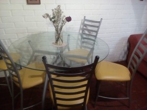 Ximena bobadilla Anuncios gratis en Santiago |  Oferta combo: comedor redondo con 6 sillas y sillon dos cuerpos d tela, Vendo por cambio de casa comedor con 6 sillas y sillon dos cuerpos