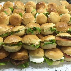 Pedro Anuncios gratis en Providencia |  Banqueteria express canapes a domicilio cebiche pastelitos minipizzas , Empanadas dieciocheras brochetas todo evento social 986612378