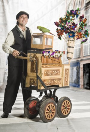 organillero Anuncios gratis en Santiago |  organillero - chinchinero (02)8687644 - (09)5589800, personaje tipico, cultura tradicional, patrimonio urbano, con lorito.